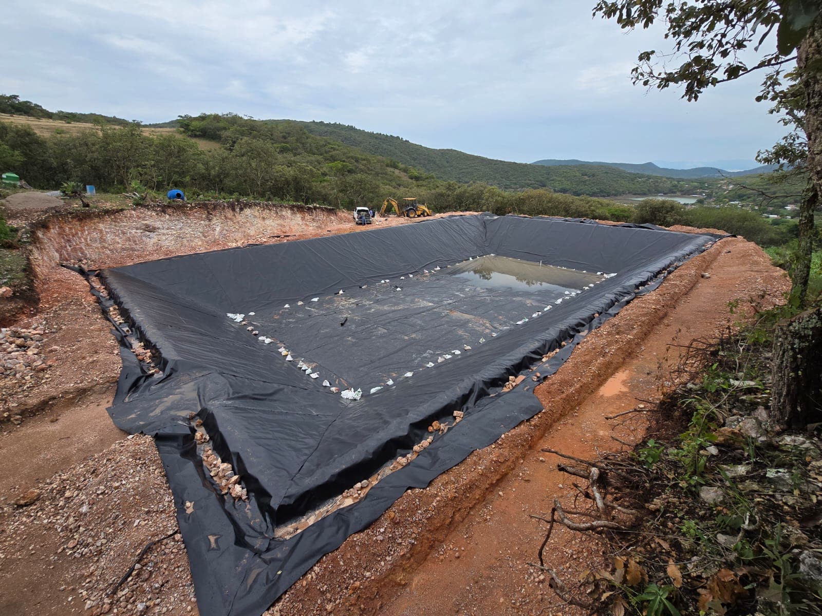 Colocación y unión de geomembrana en un depósito de Cuilalpan, Guerrero