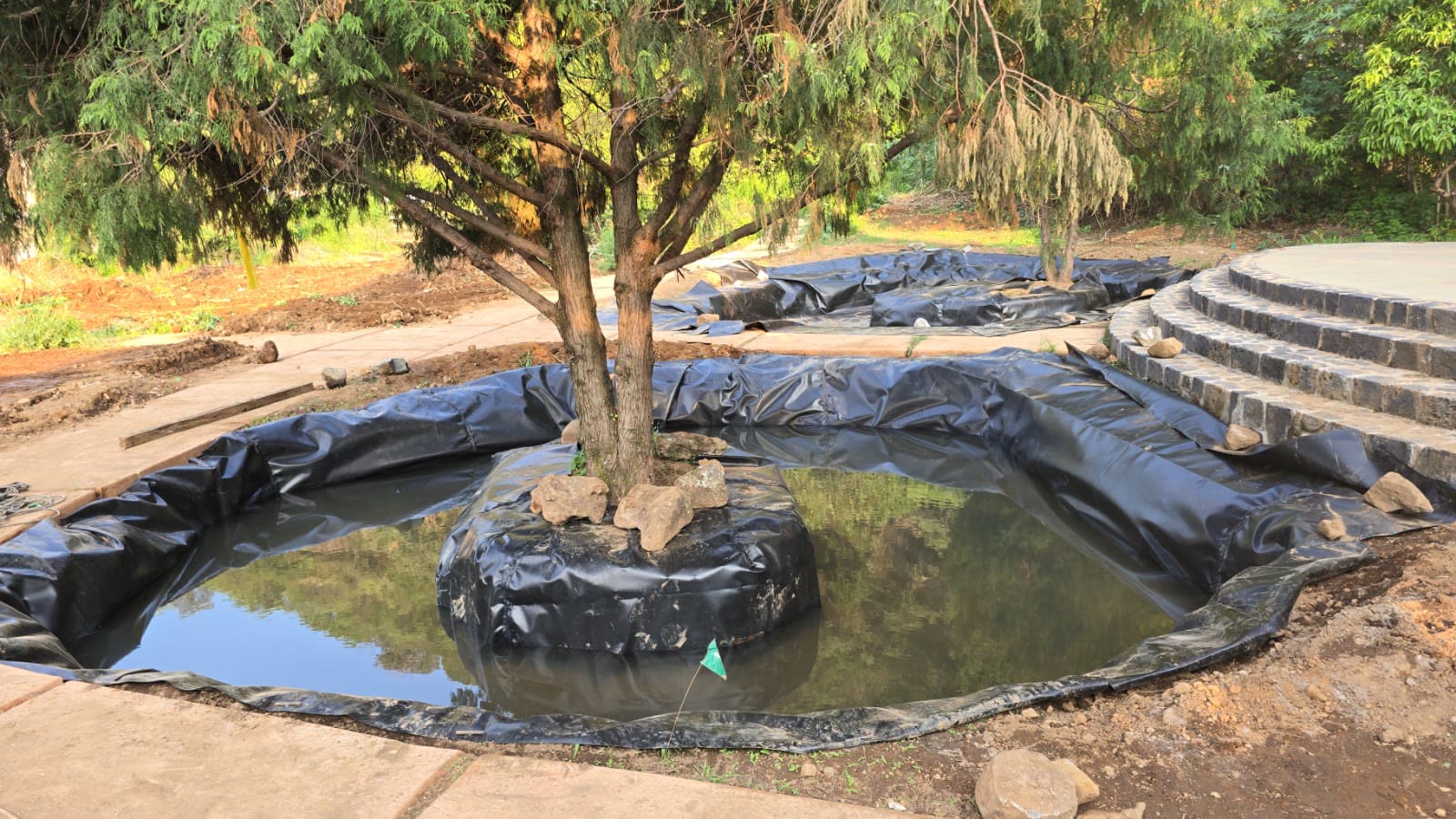 Detalle de instalación de geomembrana en un lago artificial de Malinalco