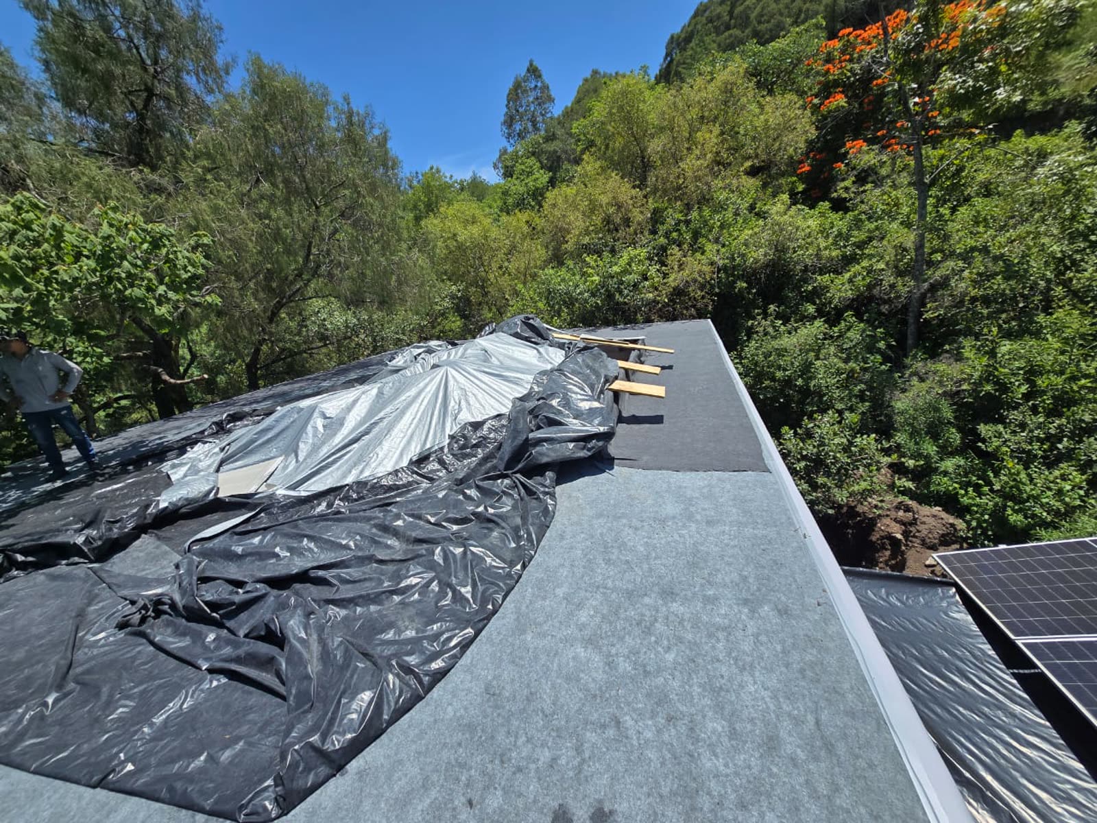 Proceso de impermeabilización con PVC para un techo verde en Malinalco